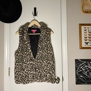 BETSEY JOHNSON faux fur cheetah print vest